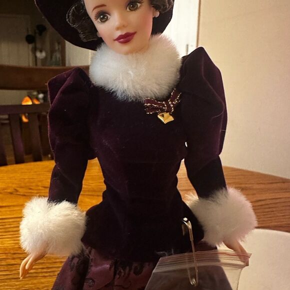 Vintage 90’s Holiday Homecoming Hallmark Traditions Collectible Barbie - Picture 3 of 7